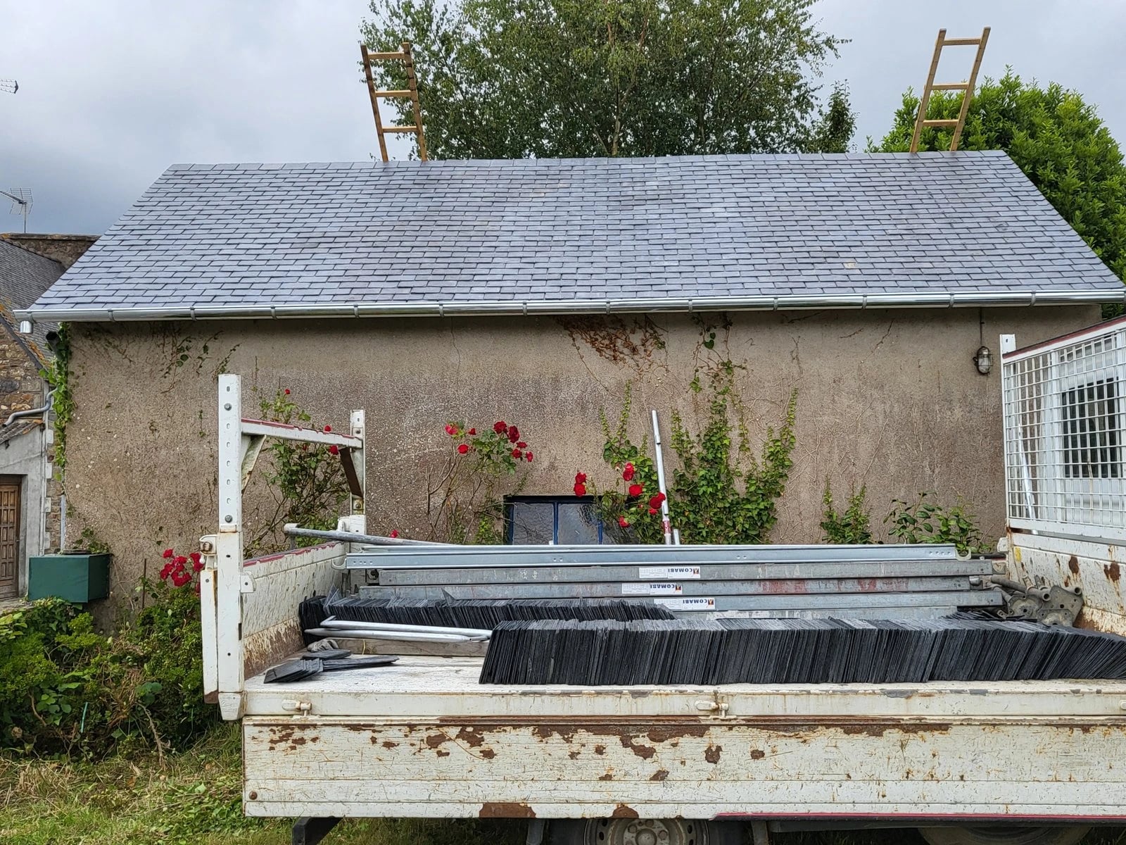 Chantier de rénovation de toiture et de gouttières