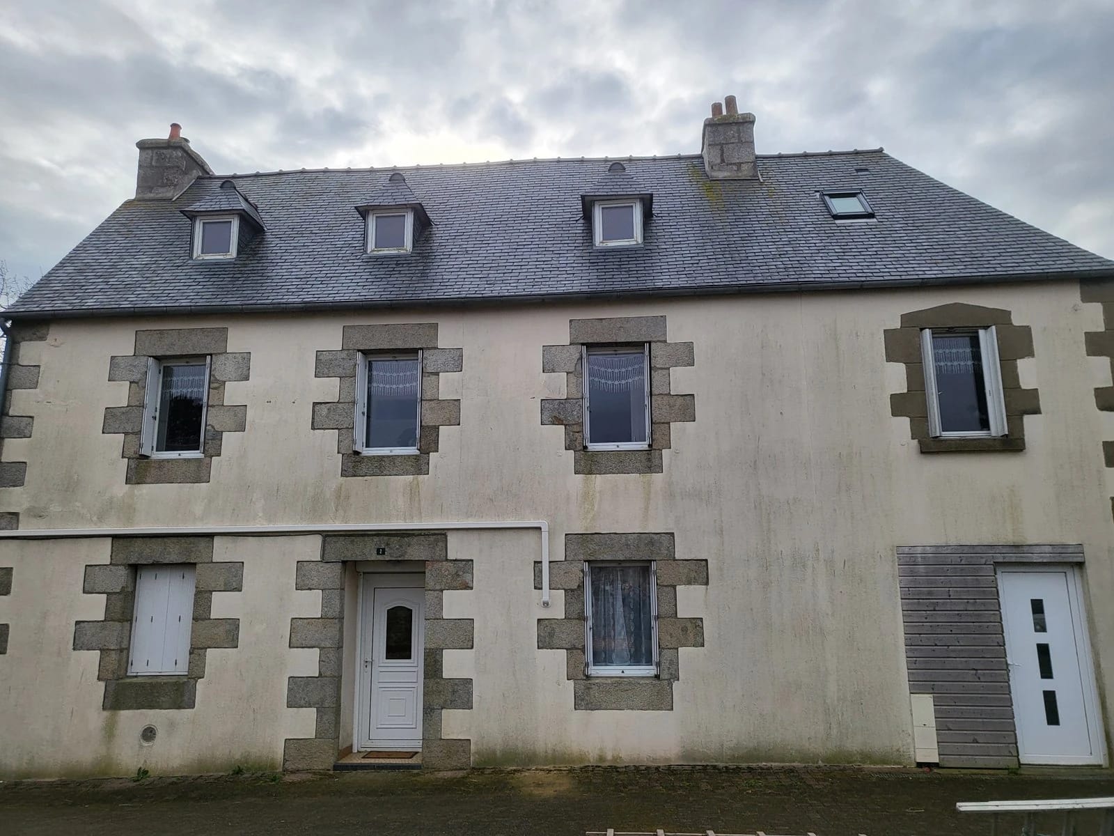 Maison en granit avec toiture en ardoise démoussée